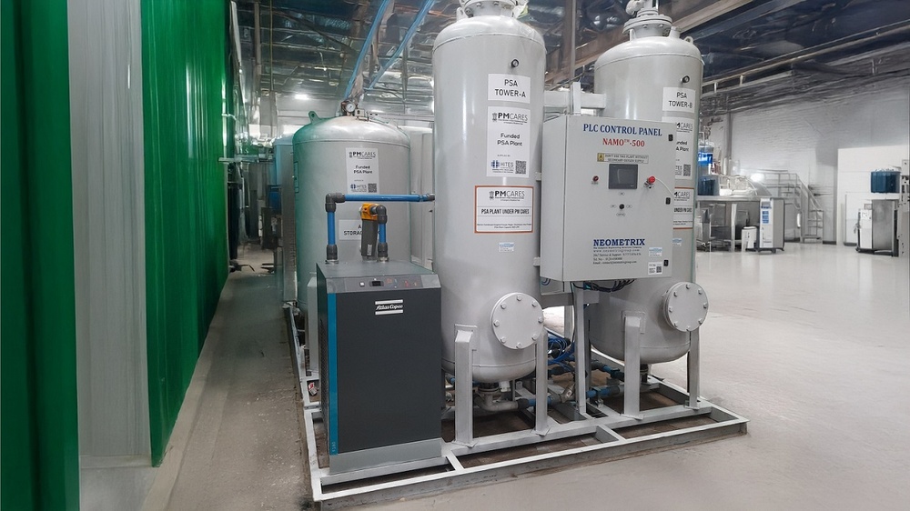 PSA Oxygen Generation Plant 500 LPM — Neometrix twin-tower pressure swing adsorption medical oxygen system with NAMO-500 PLC control panel, Noida