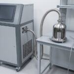 Helium mass-spectrometer leak detector connected to a vacuum test chamber